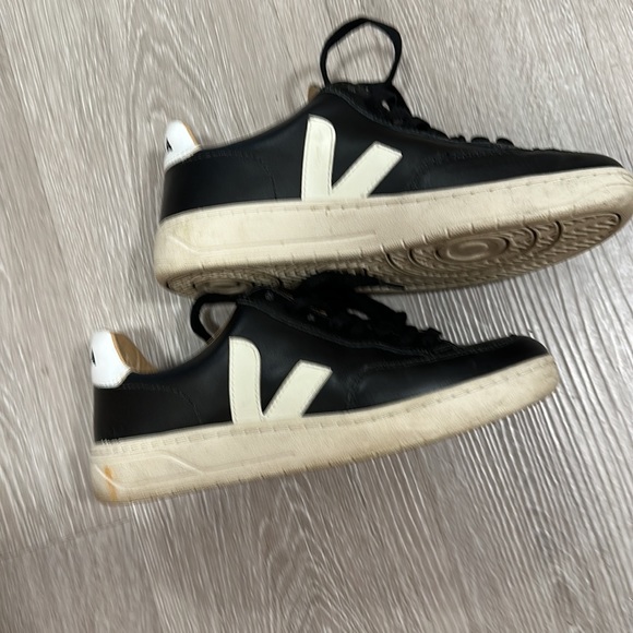 BLACK LEATHER VEJA SNEAKERS, SIZE 38 - Picture 8 of 8